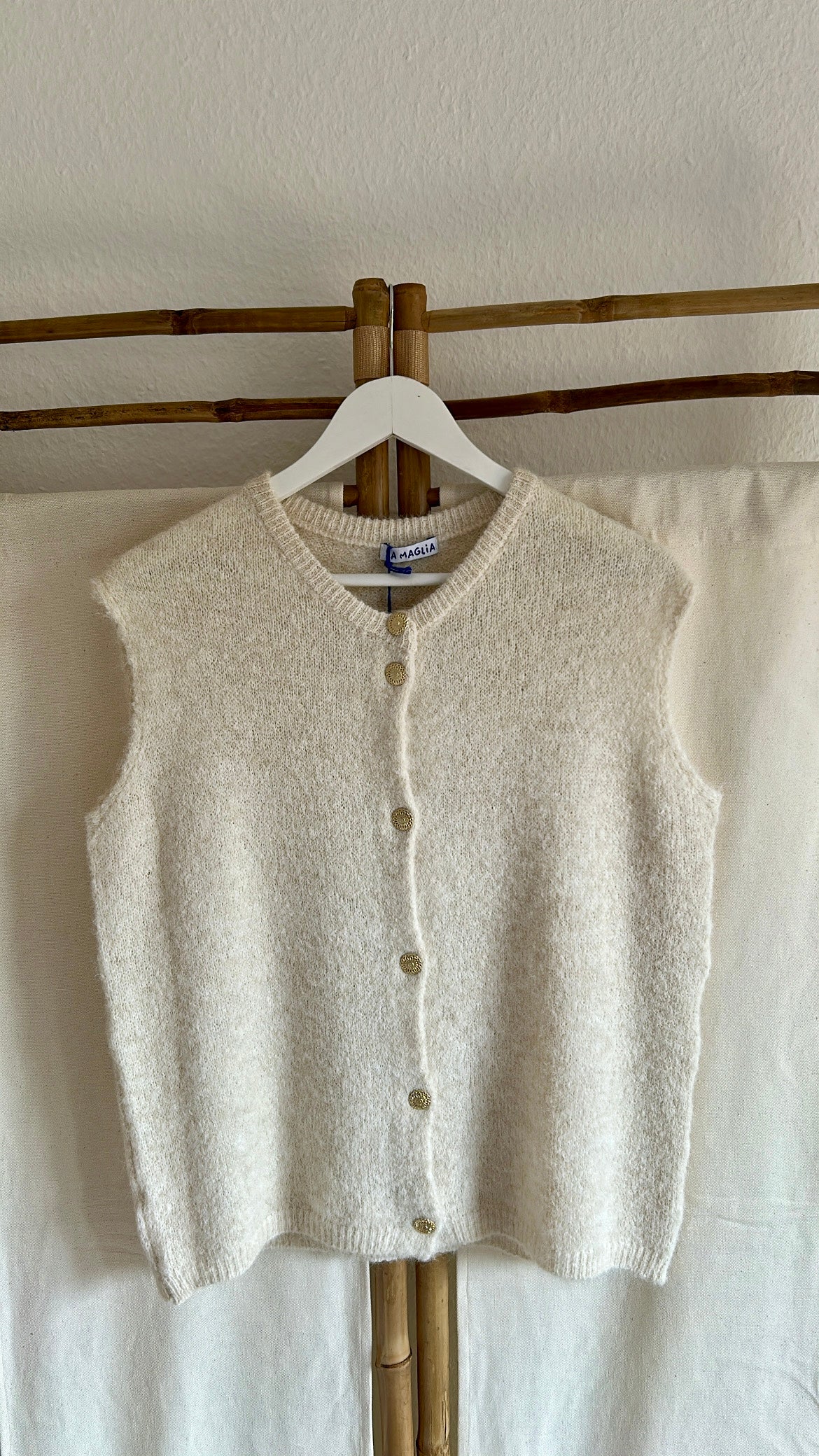Strickweste mit goldenen Knöpfen