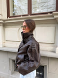 Load image into Gallery viewer, Kunstlederjacke mit Turtleneck