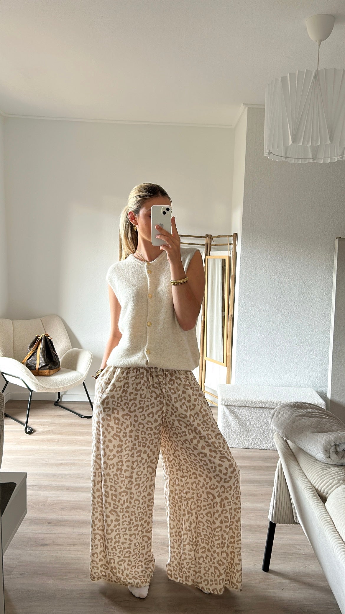 Gerade geschnittene Hose in Satinoptik -Leomuster