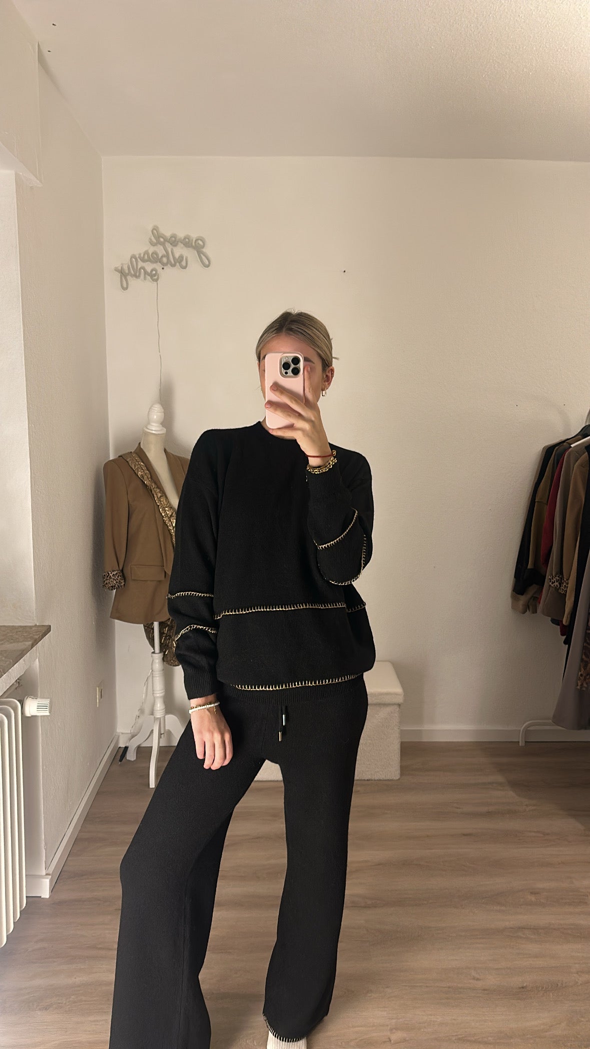 Zweiteiler mit goldenen Details