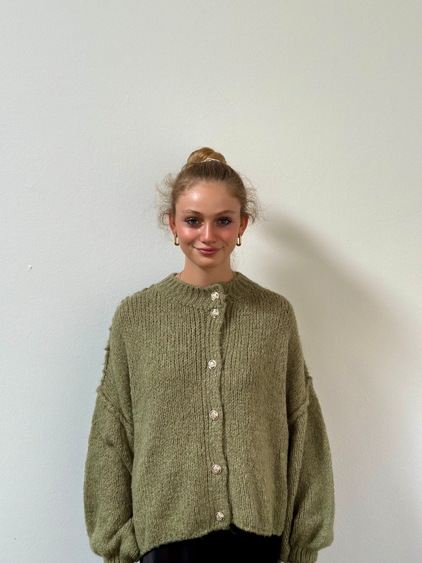 Strickjacke mit silbernen Manschettenknöpfen - kurz
