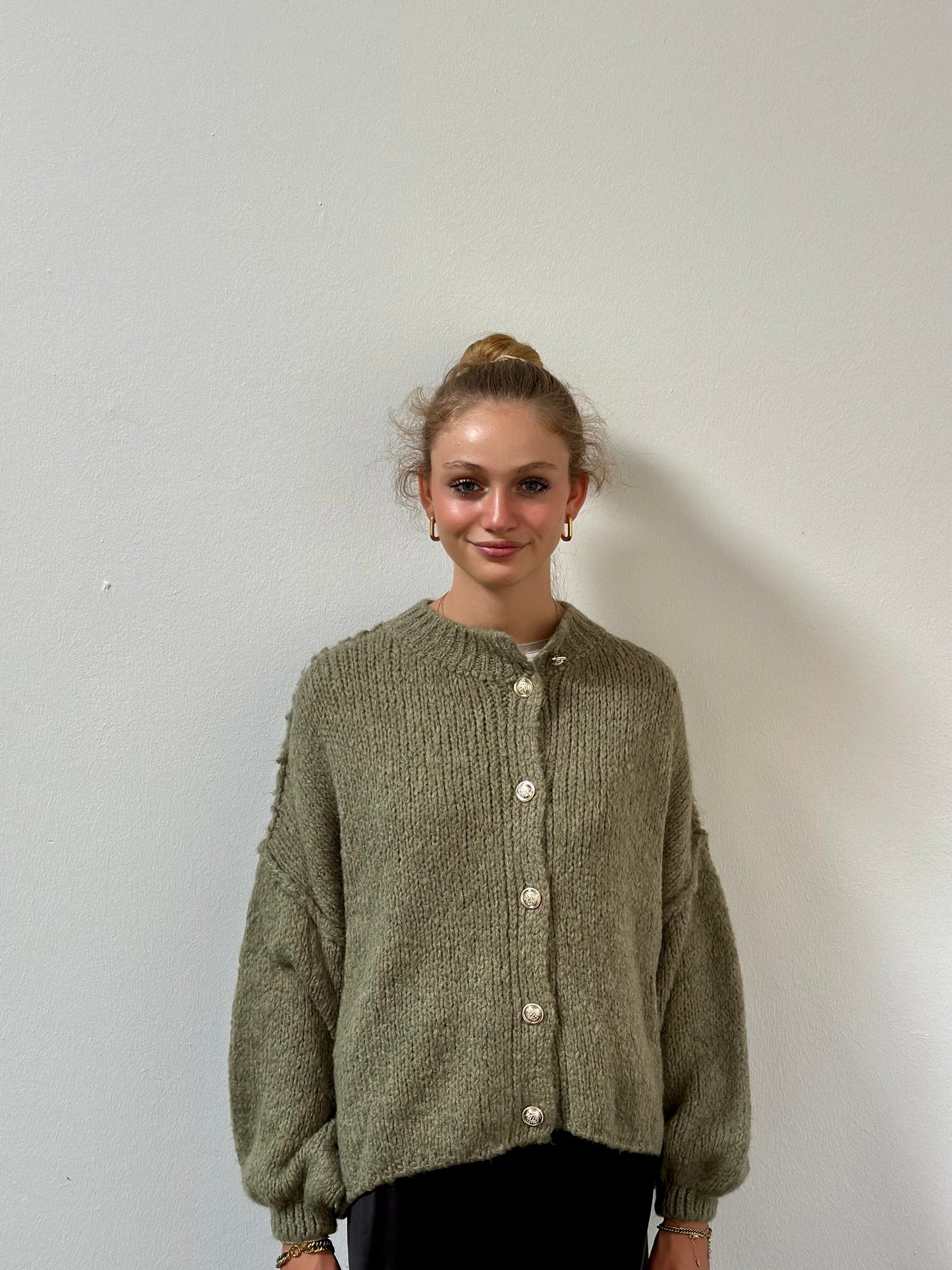Strickjacke mit silbernen Manschettenknöpfen - kurz