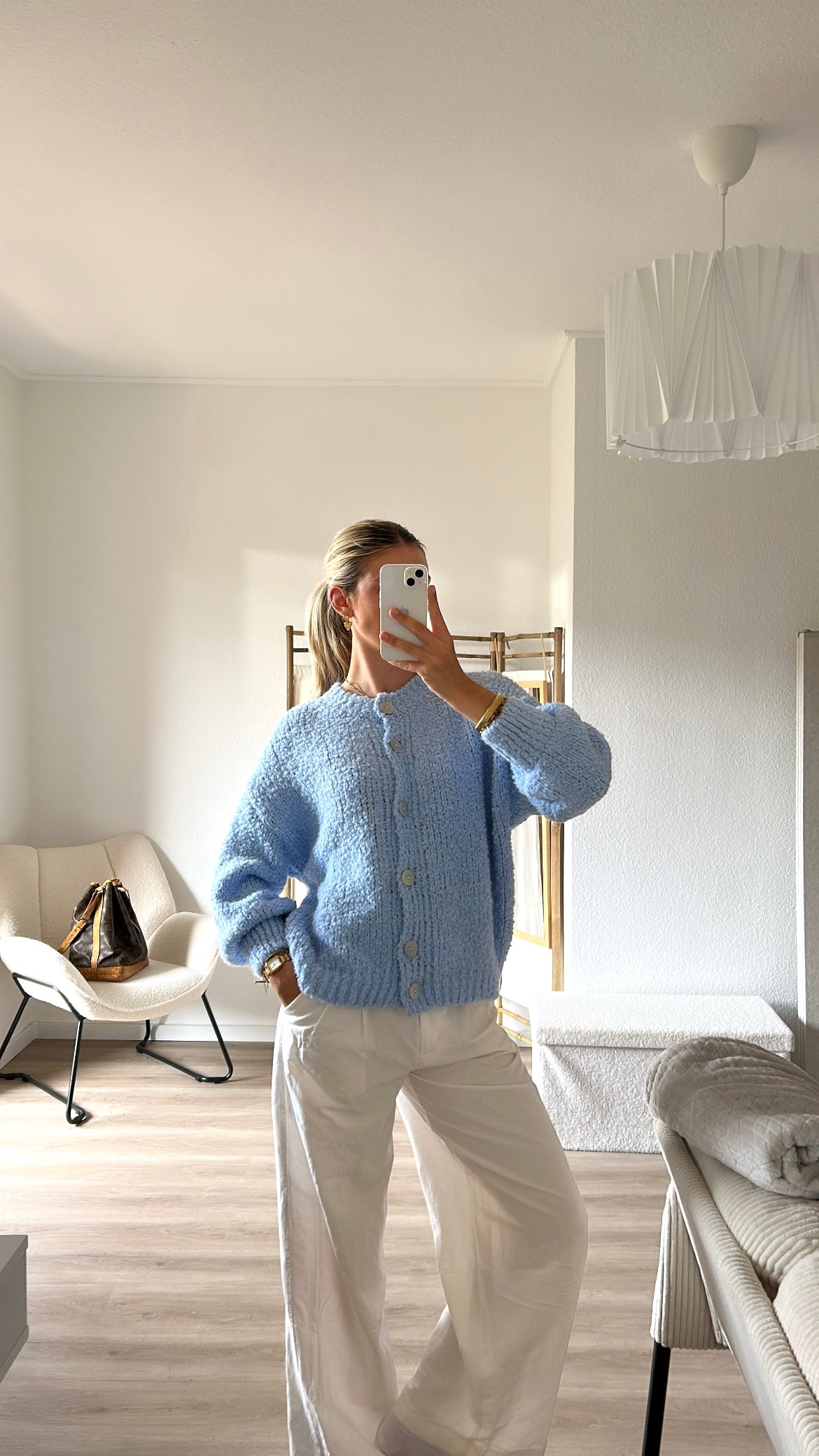 Bouclé Strickjacke- hellblau