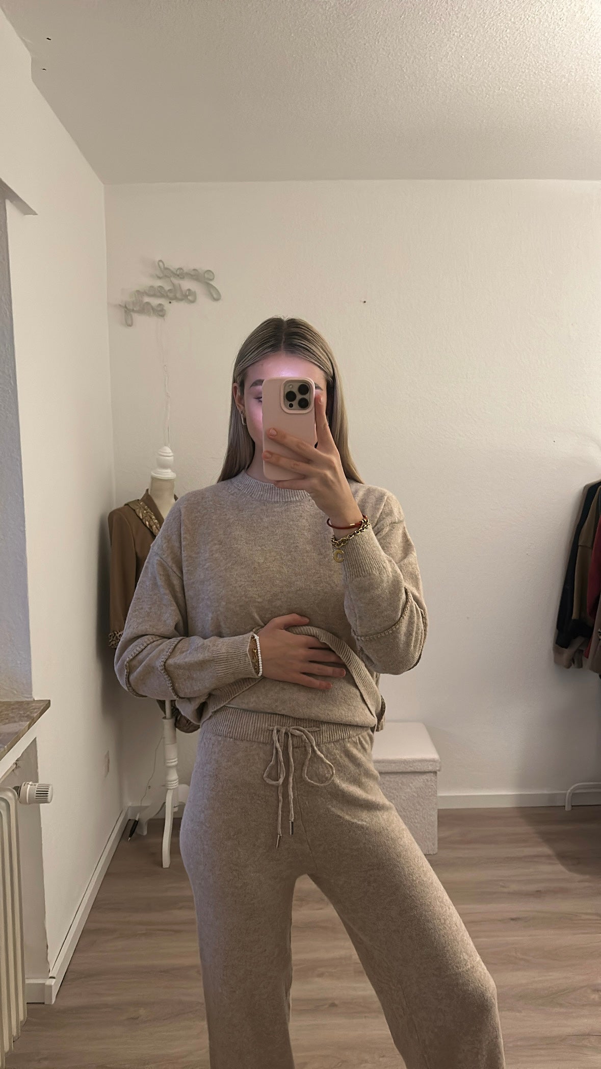 Zweiteiler mit goldenen Details