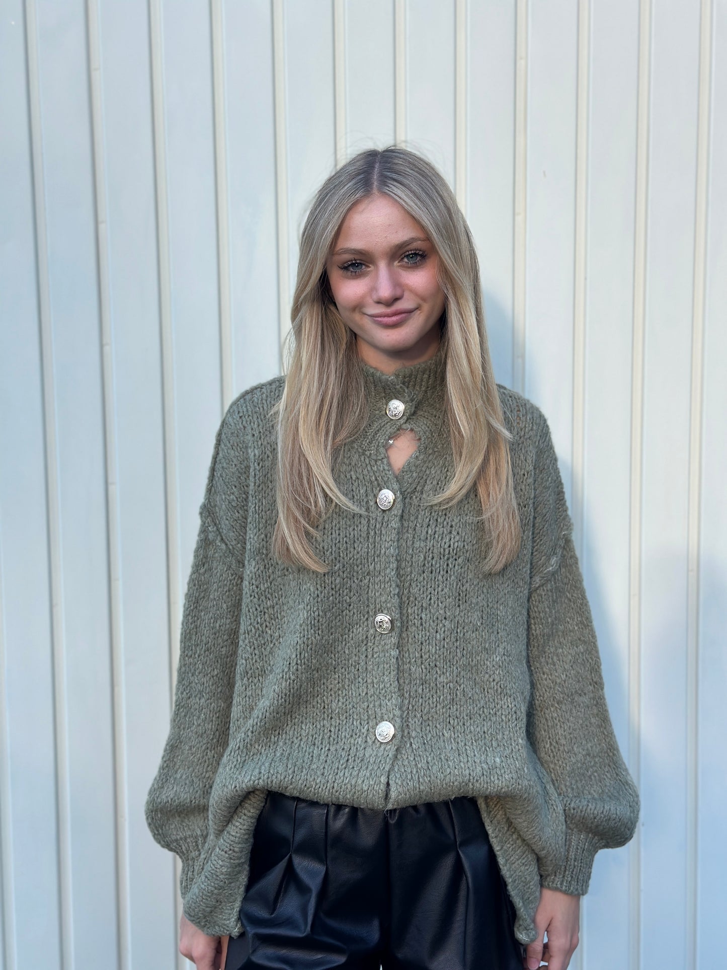 Strickjacke khaki mit silbernen Manschettenknöpfen