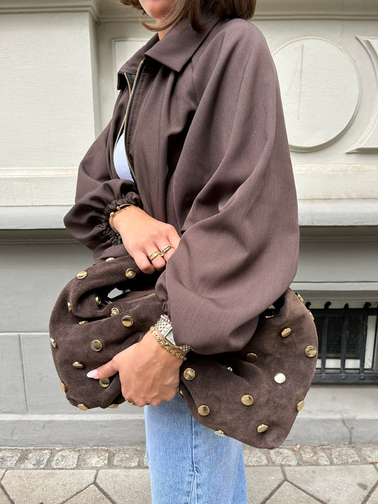 Schultertasche mit goldenen Nieten