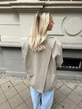 Bild in Galerie-Betrachter laden, Oversize Blazer mit Nadelstreifen
