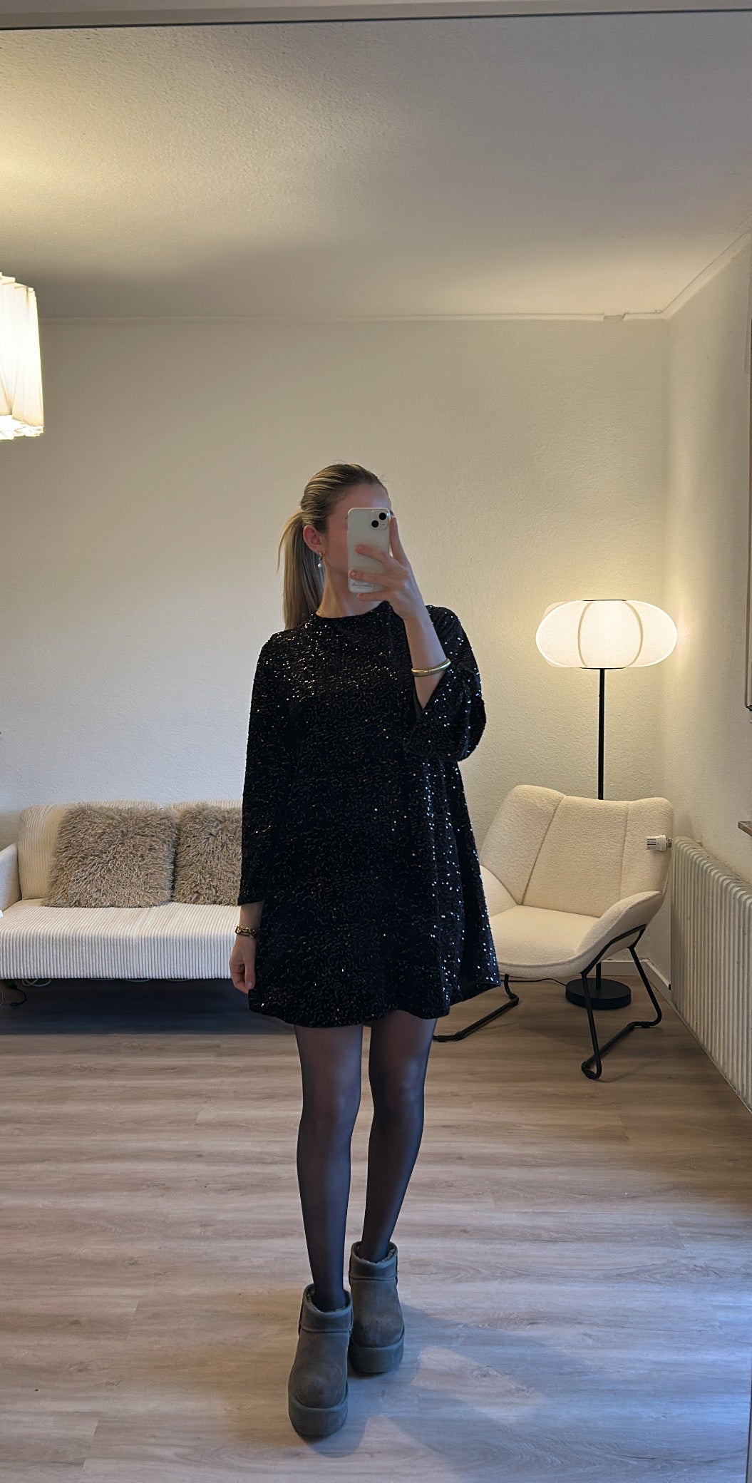 Glitzerkleid mit Schleife