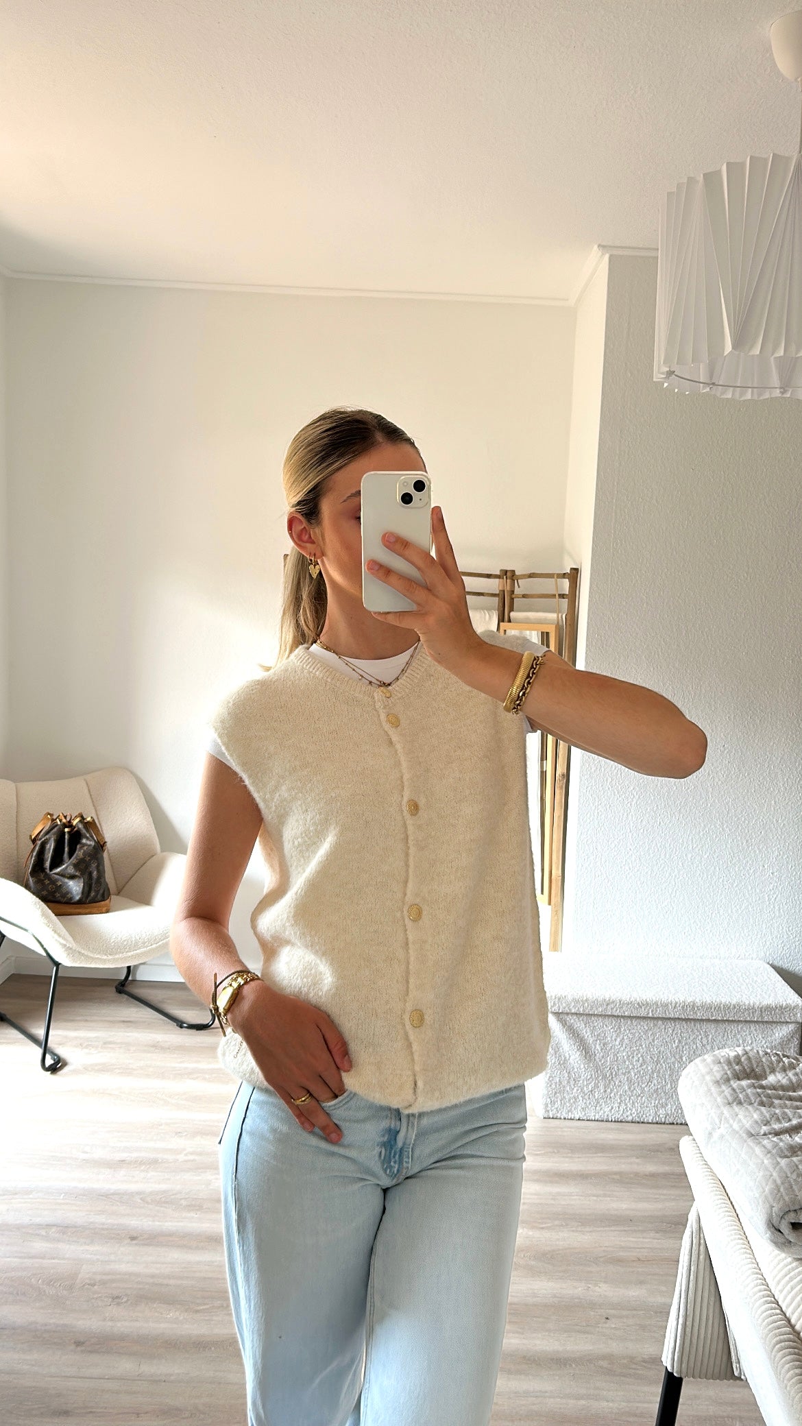 Strickweste mit goldenen Knöpfen