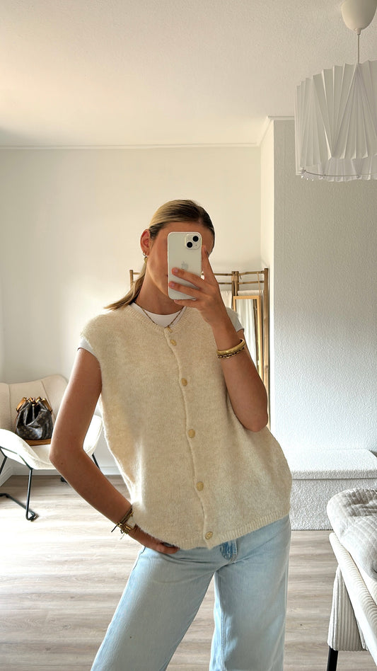 Strickweste mit goldenen Knöpfen