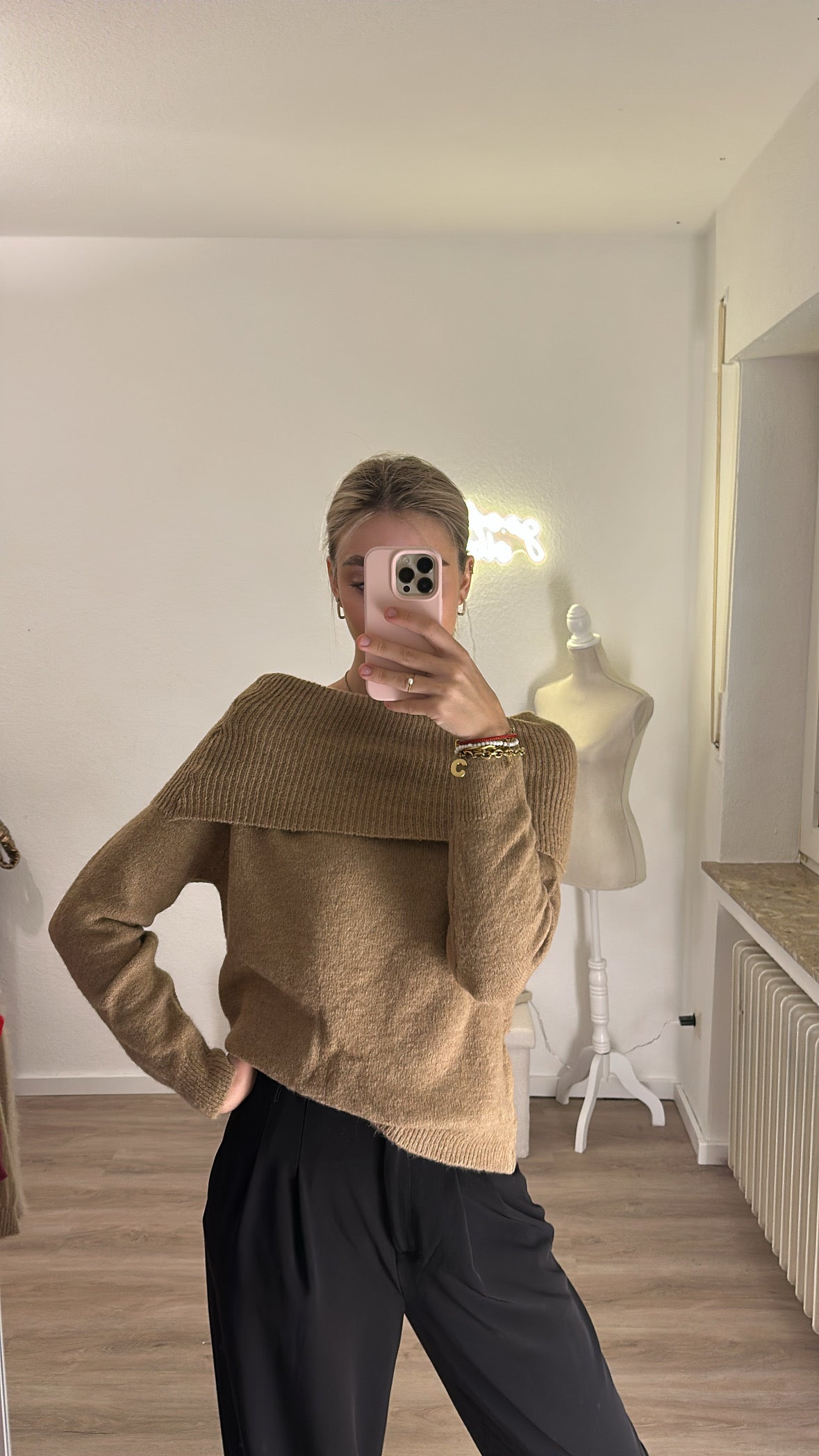 Off-shoulders Pullover