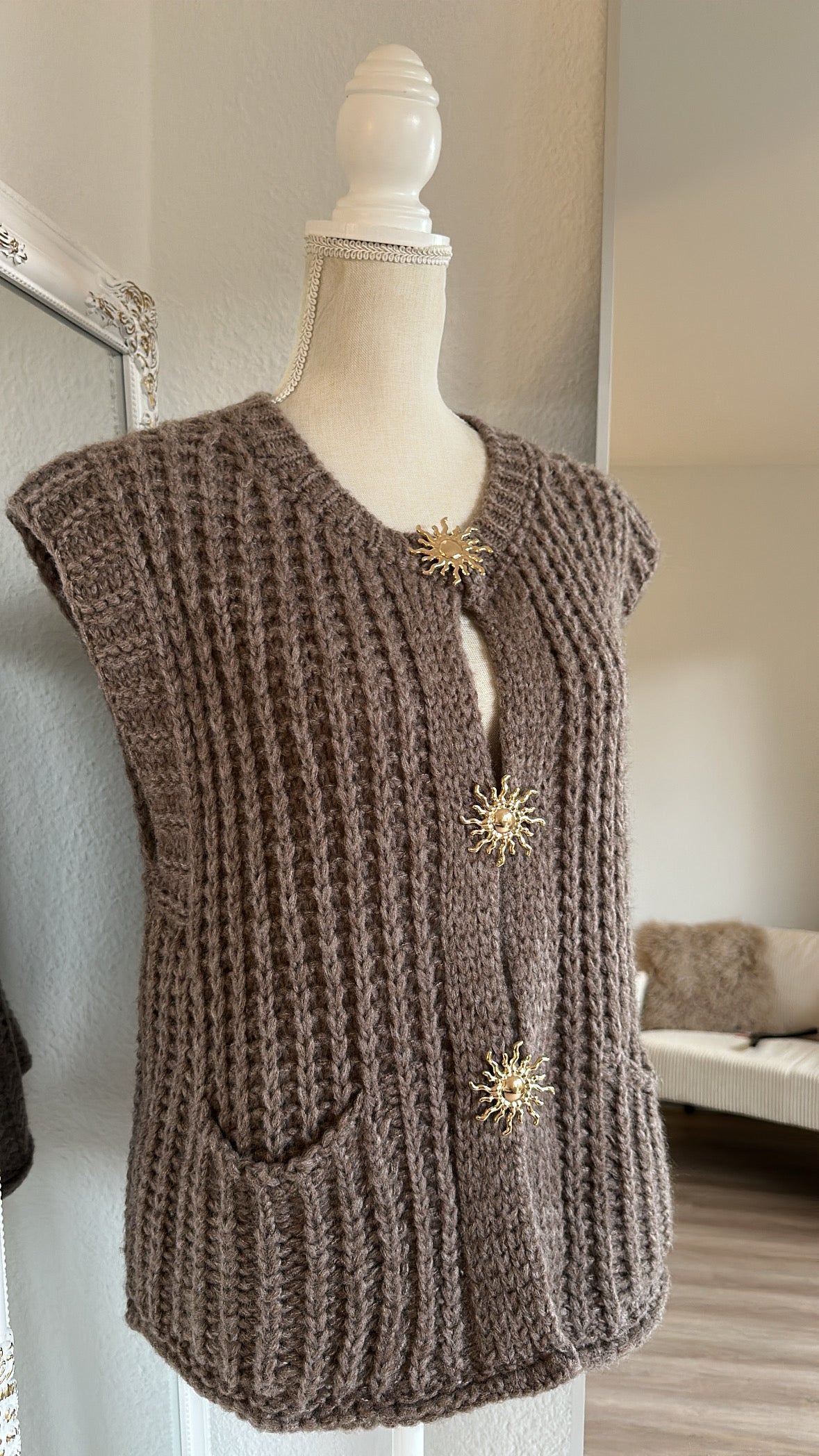 Grobstrick-Weste mit goldenen Details 🌞