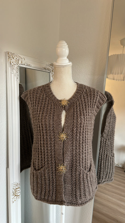 Grobstrick-Weste mit goldenen Details 🌞