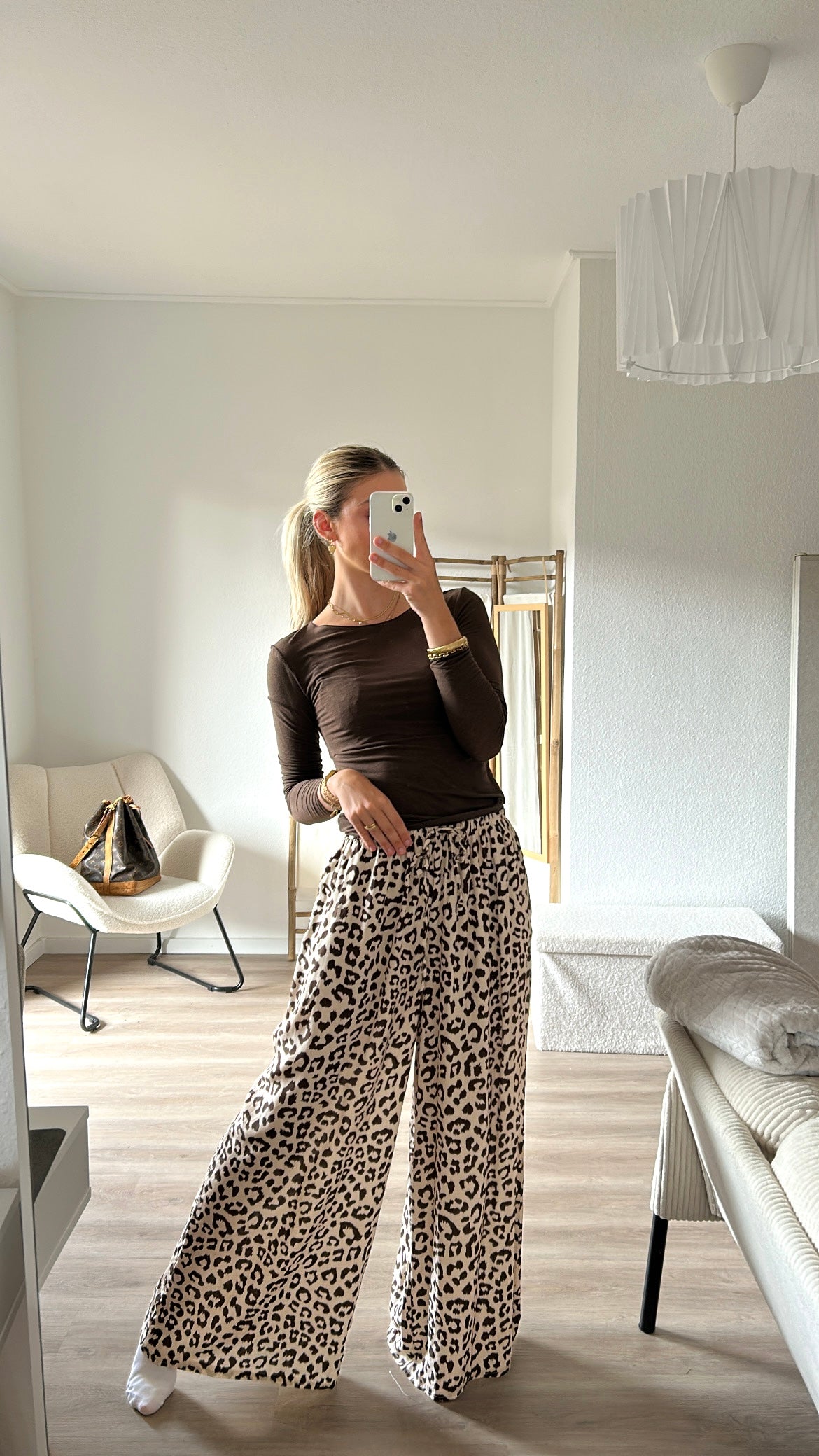Gerade geschnittene Hose in Satinoptik -Leomuster
