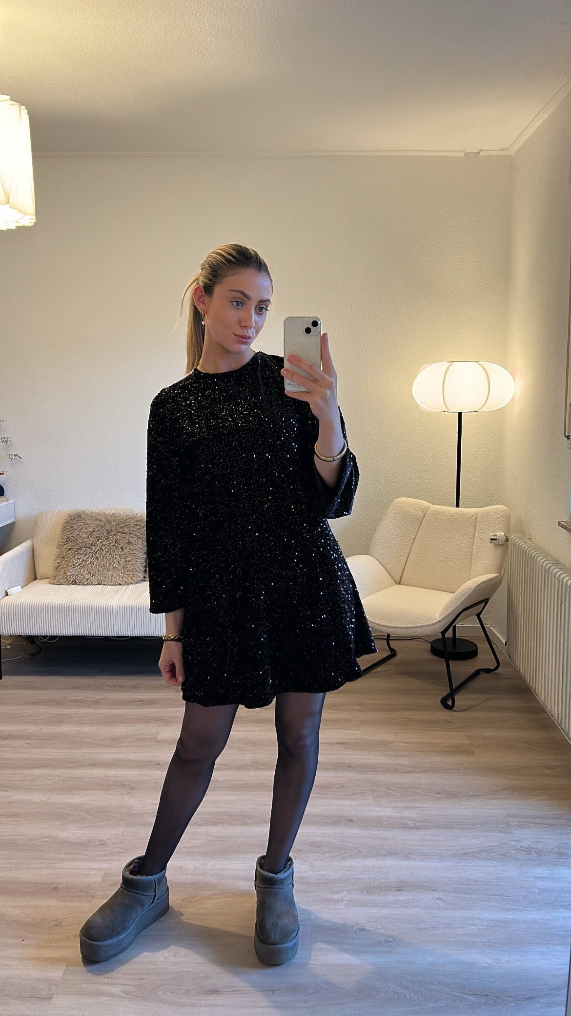 Glitzerkleid mit Schleife