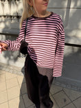 Load image into Gallery viewer, Gestreiftes Langarmshirt
