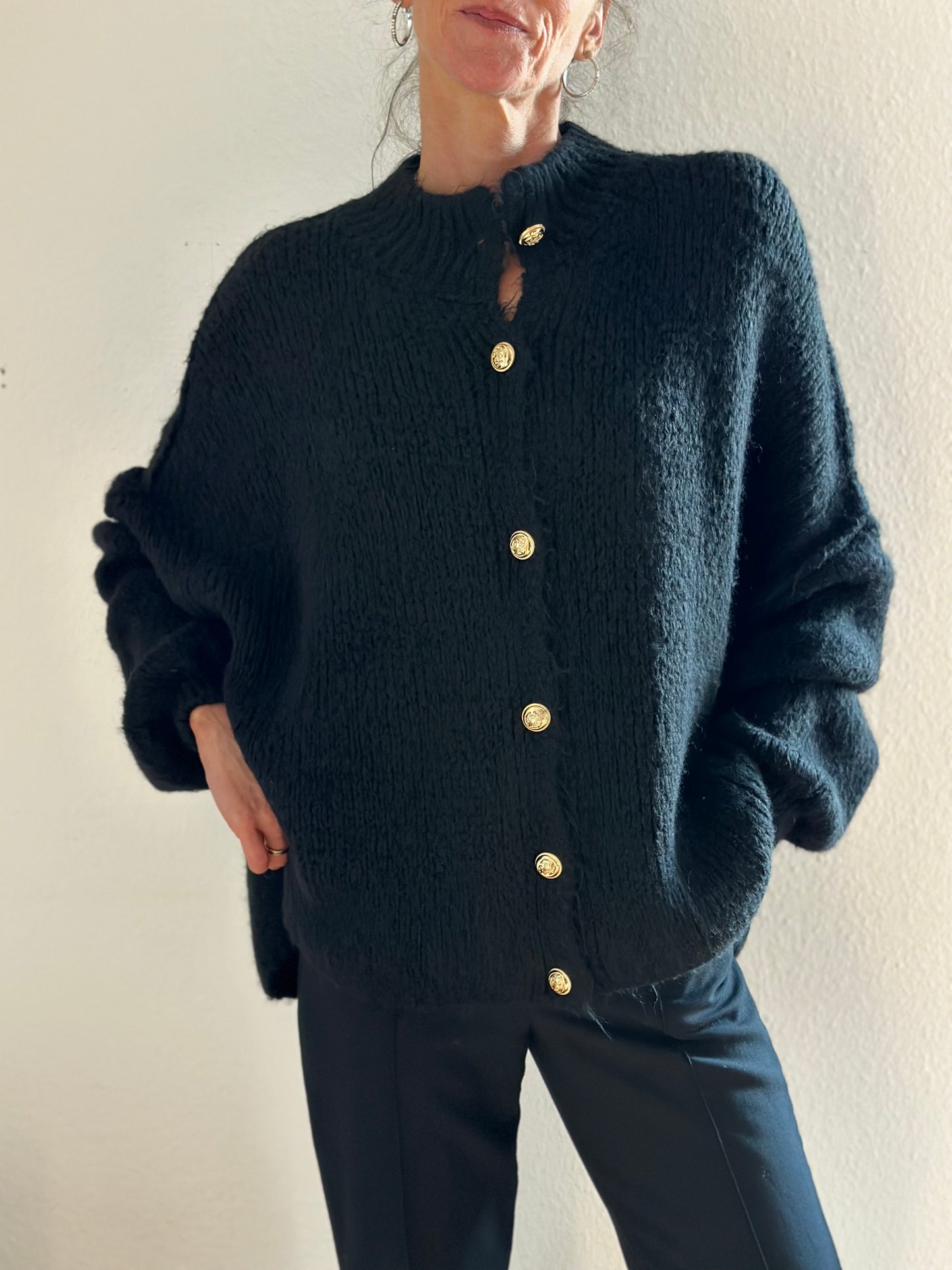 BESTSELLER !! Strickjacke mit goldenen Manschettenknöpfen