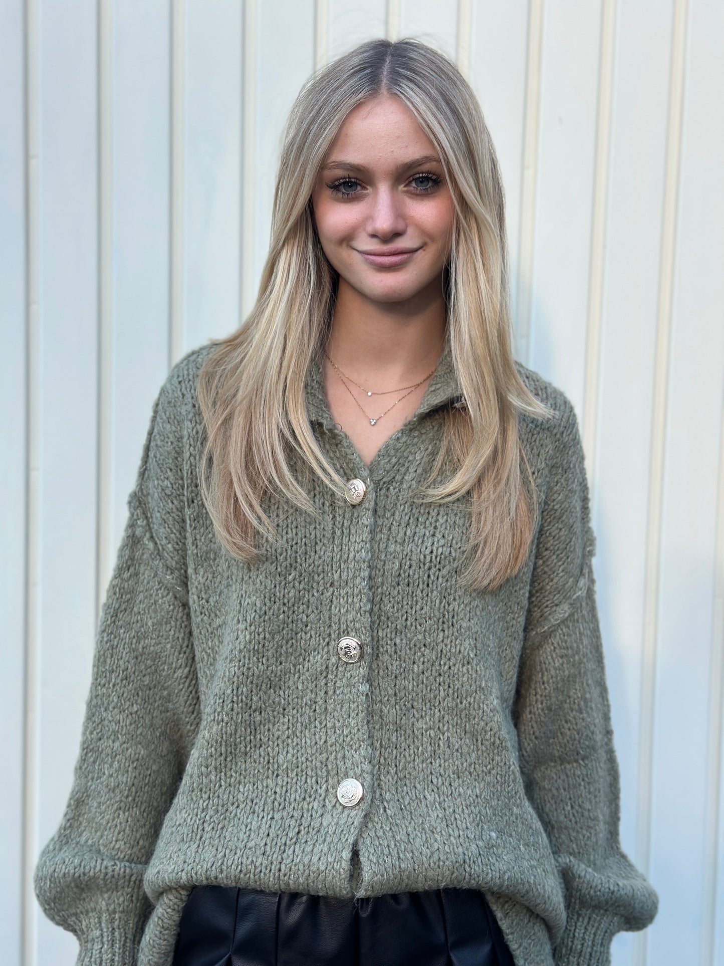 Strickjacke khaki mit silbernen Manschettenknöpfen