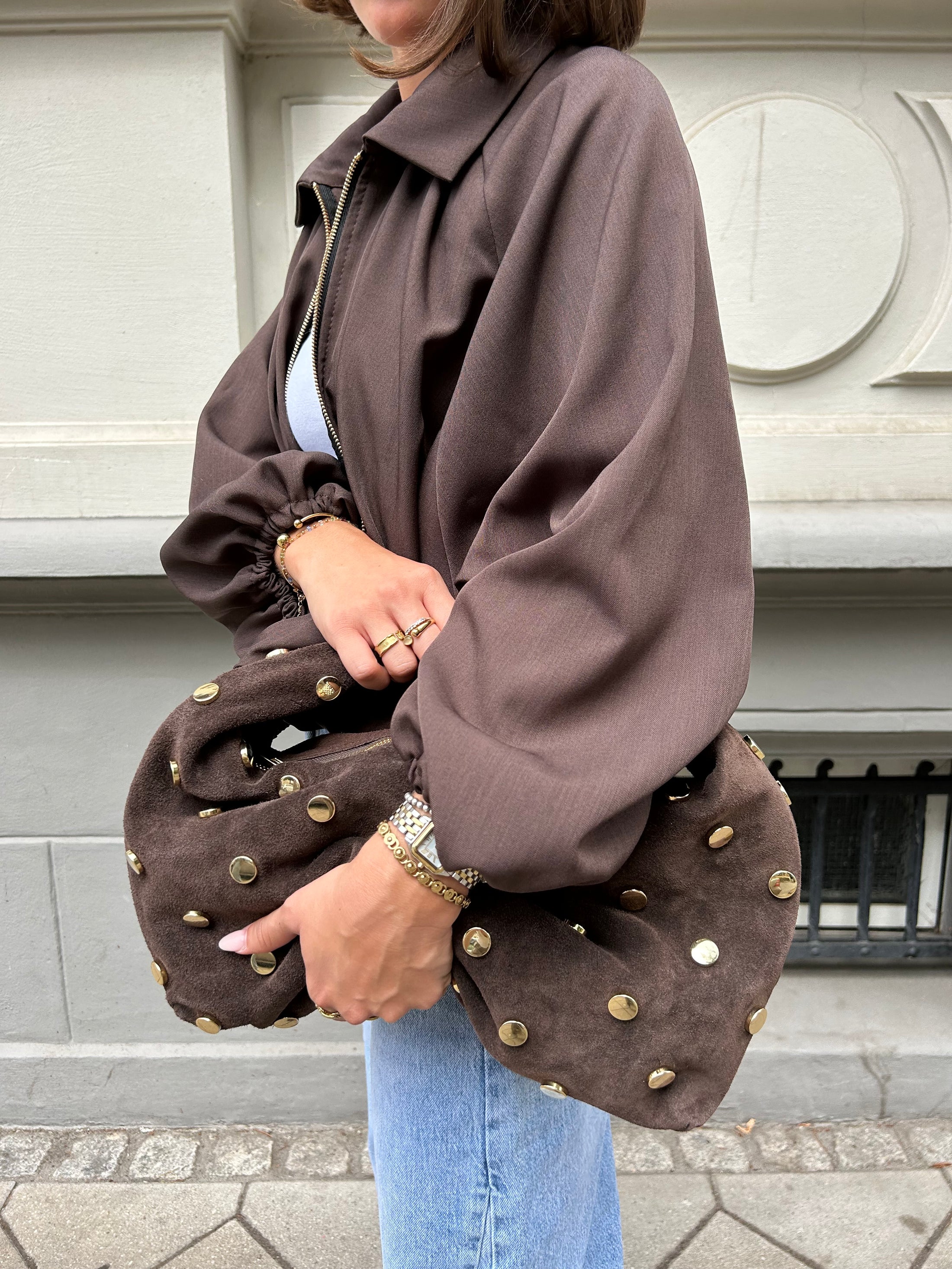 Schultertasche mit goldenen Nieten