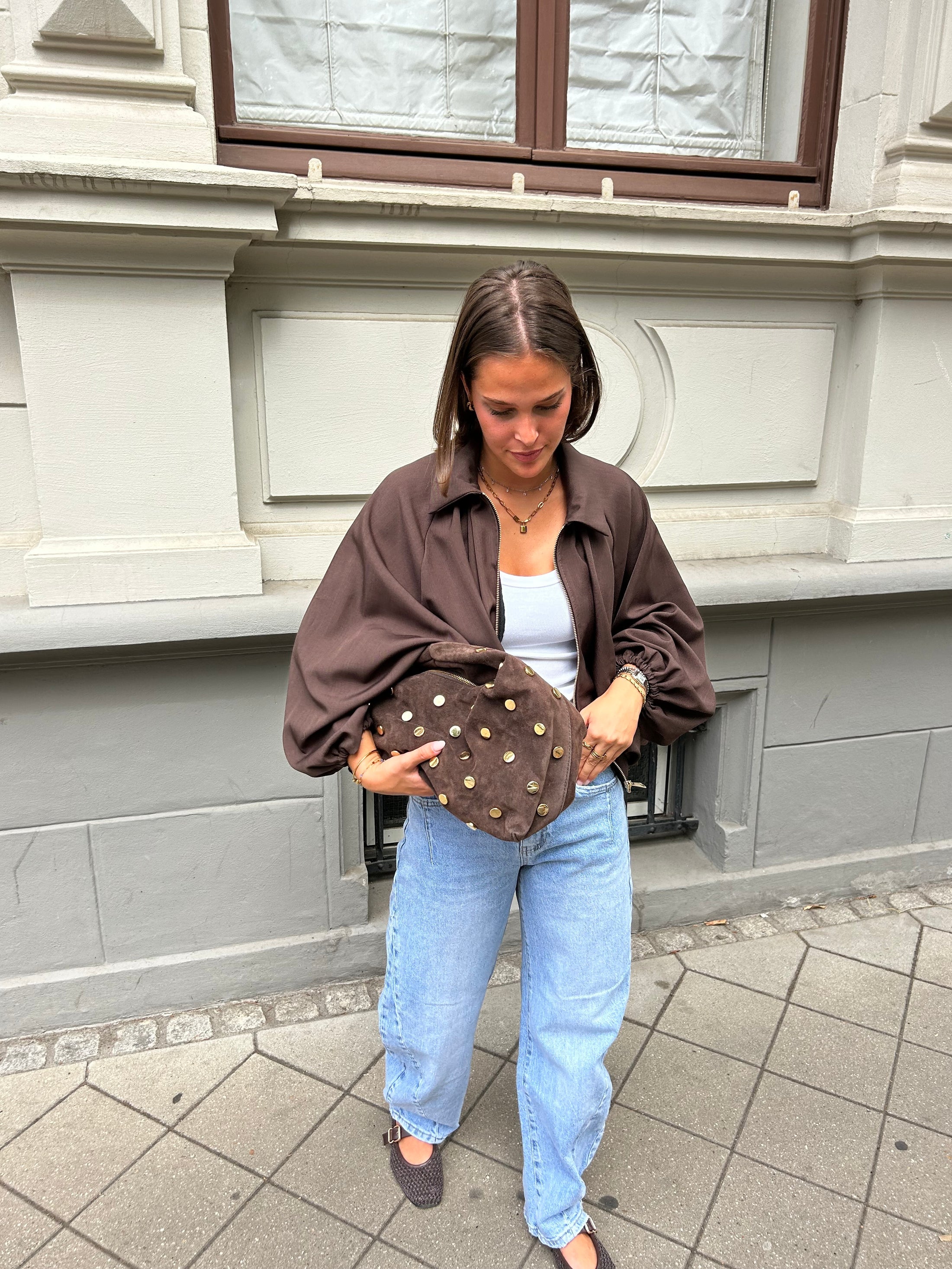 Schultertasche mit goldenen Nieten