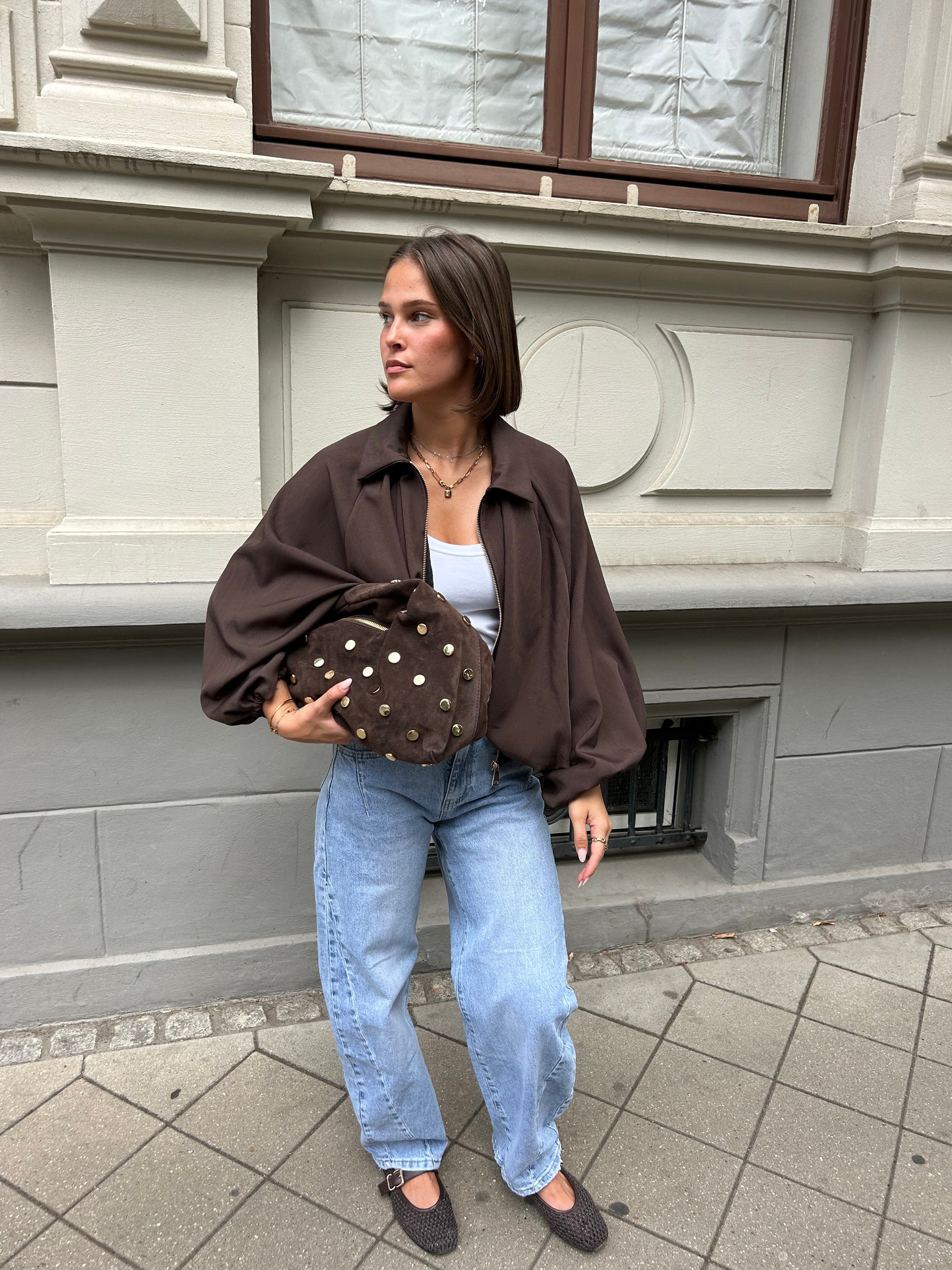 Schultertasche mit goldenen Nieten