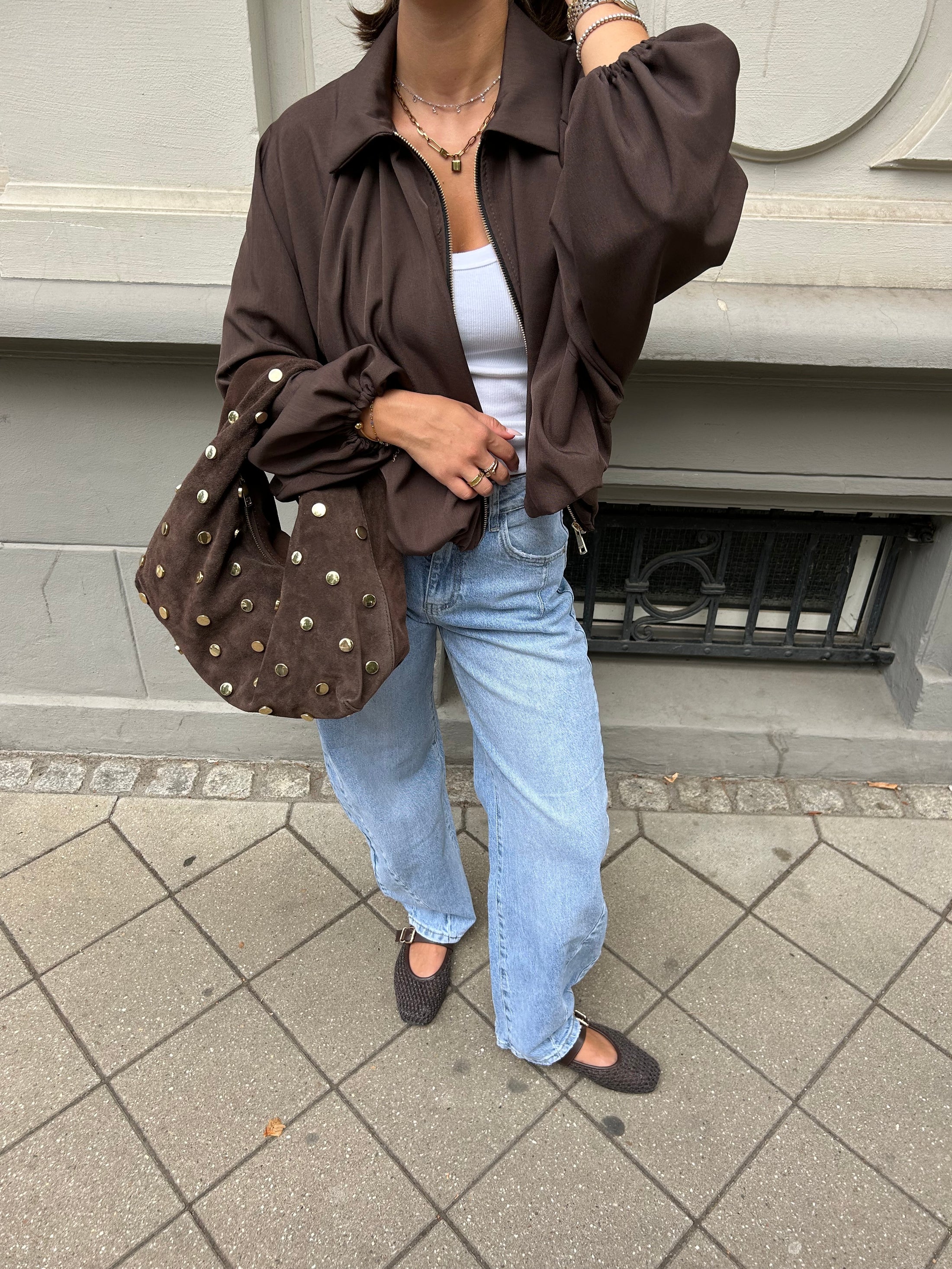 Schultertasche mit goldenen Nieten