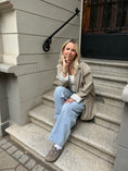 Load image into Gallery viewer, Oversize Blazer mit Nadelstreifen

