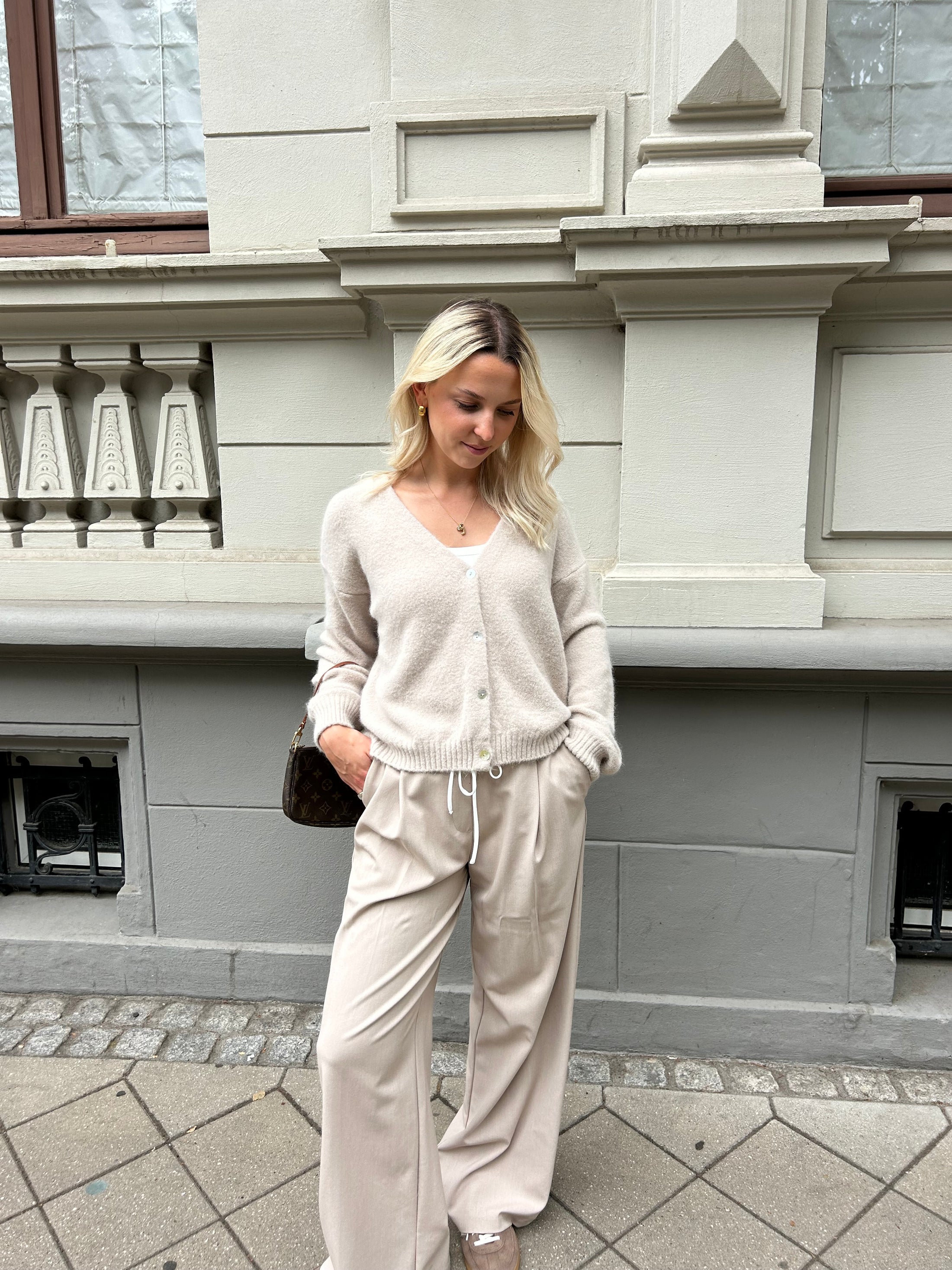 Strickjacke mit V-Ausschnitt