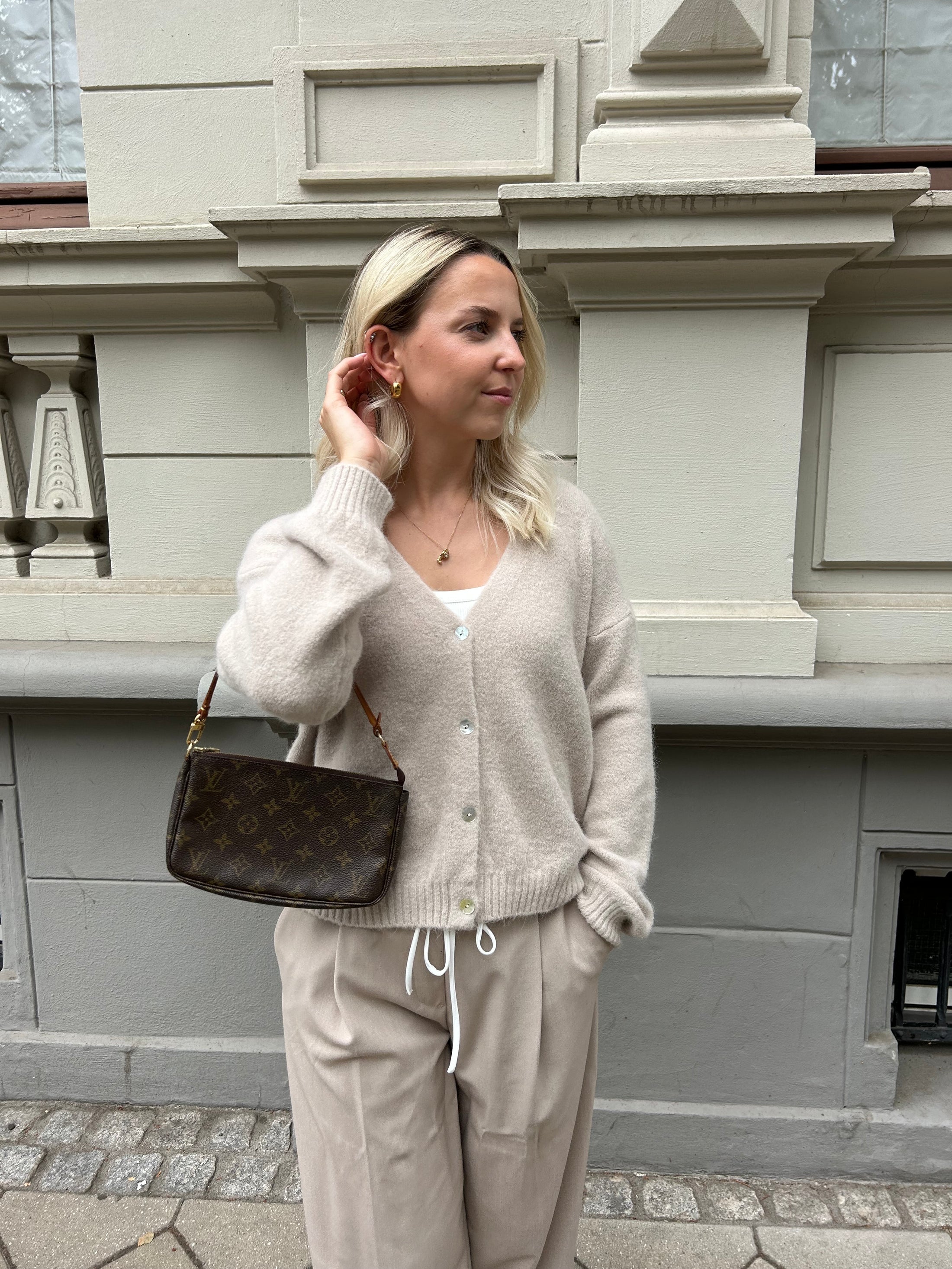 Strickjacke mit V-Ausschnitt