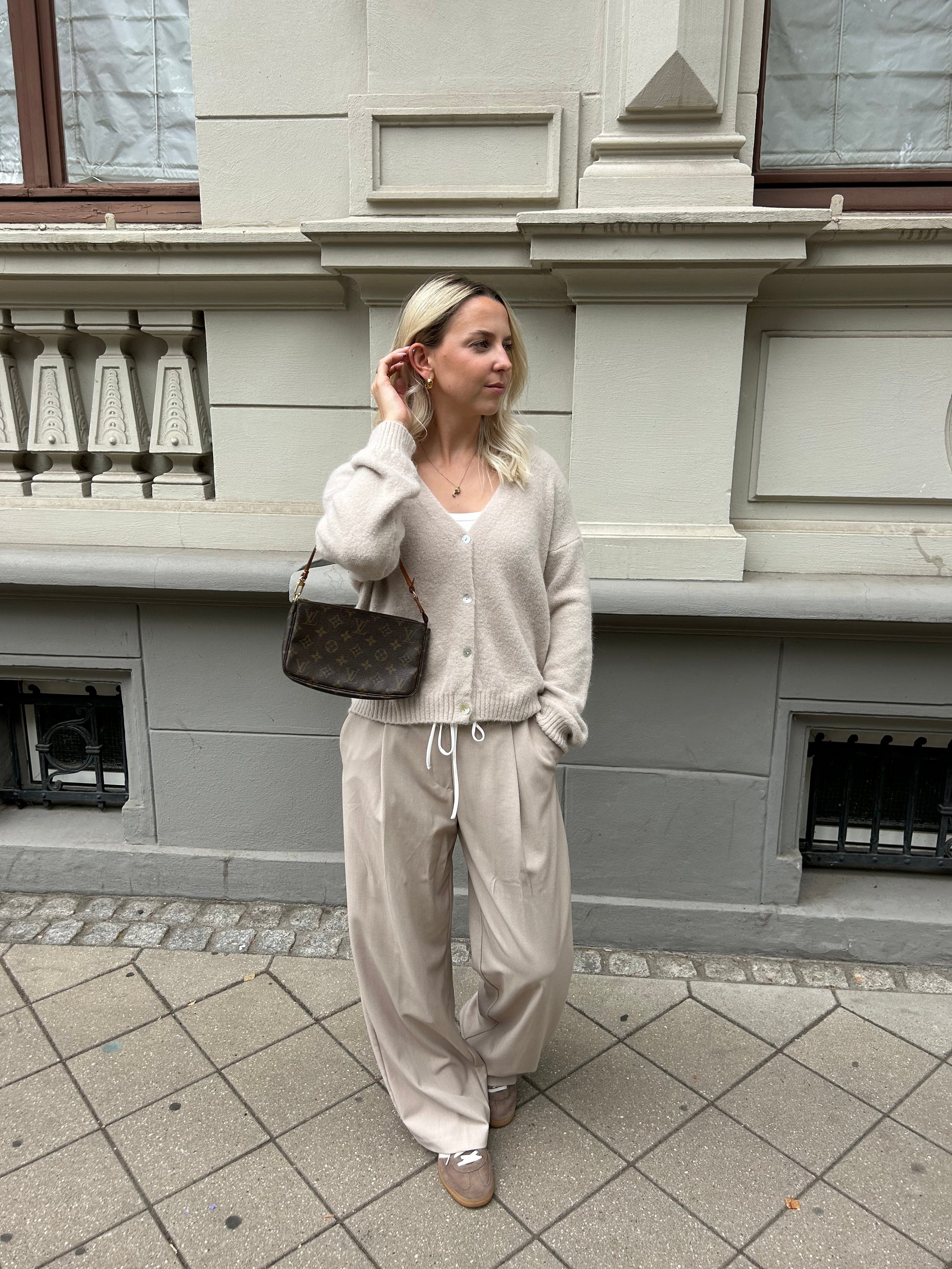 Strickjacke mit V-Ausschnitt