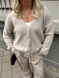 Bild in Galerie-Betrachter laden, Strickjacke mit V-Ausschnitt
