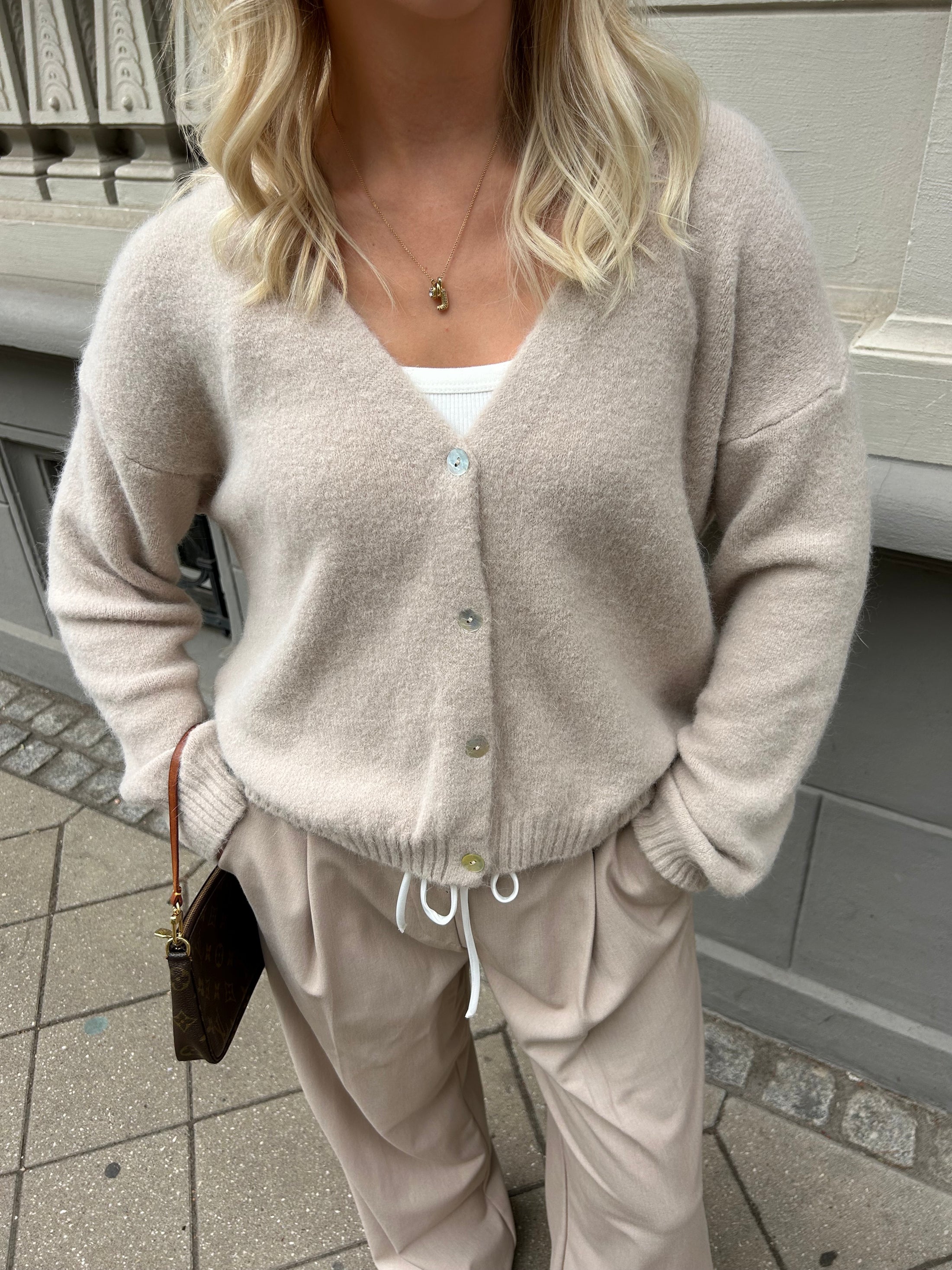 Strickjacke mit V-Ausschnitt