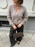 Bild in Galerie-Betrachter laden, Strickjacke mit V-Ausschnitt-80% Mohair
